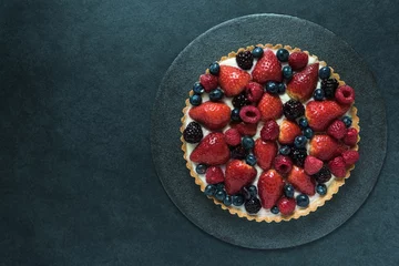 Foto op Plexiglas Fresh berry fruit tart, overhead view © marcin jucha