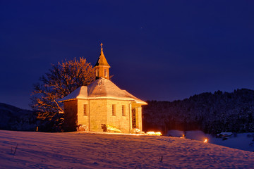 schneebedeckte Kapelle im Winter im Schwarzwald