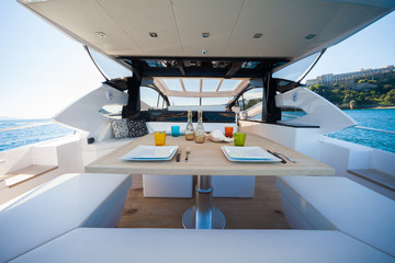 table setting luxury motoryacht