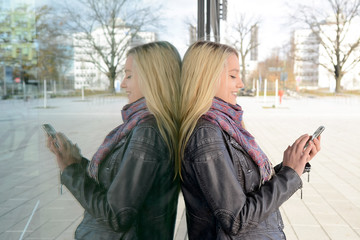 Junge Frau mit Smartphone, Berlin, Deutschland