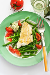 Fischgericht, gebratenes Rotbarsch Filet mit Tomaten, Stangenboh