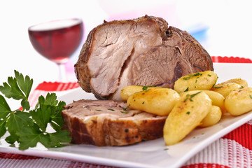 Gebratener Schweinerollbraten mit Kartoffeln und Rotweinglas, Te