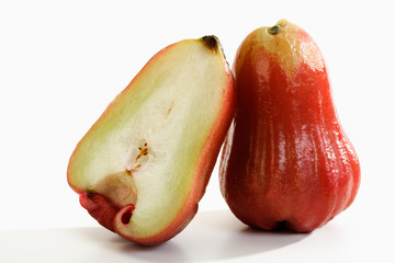 In erster Linie hängt der Erntezeitpunkt vom Standort und von der Apfelsorte ab. Und an Apfelsorten mangelt es ja hierzulande mit bis zu Optionen nun wirklich nicht. Es lassen sich der Einfachheit halber Kategorien bestimmen; so wird grob in Sommeräpfel, Herbstäpfel und Winteräpfel unterschieden.
