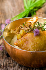 Typisch österreichische Mahlzeit, Fleischkrapfen mit Sauerkraut