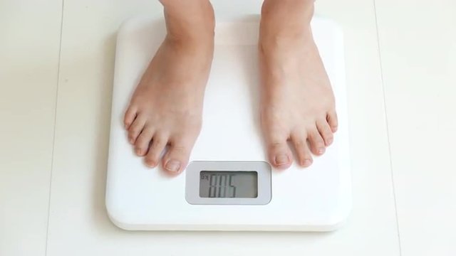 体重をはかる女性