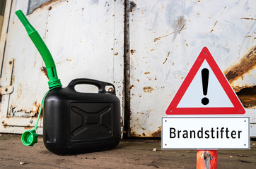 Warnschild Brandstifter mit Benzinkanister