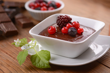 mousse al cioccolato con frutti di bosco