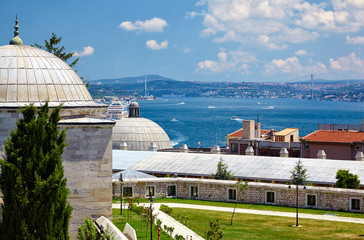 Obraz premium The view of the Bosphorus from the courtyard of Suleymaniye Mosq