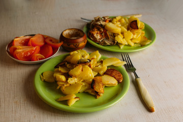 Жареный картофель на зеленой тарелке