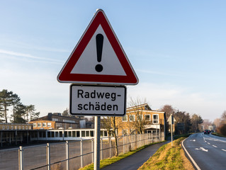 Warnschild Radwegschäden