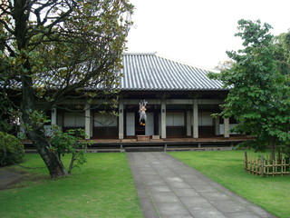 切子灯籠が飾られたお盆の谷中天王寺（本堂）　Tennoji Temple
