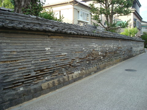 台東区谷中の観音寺築地塀