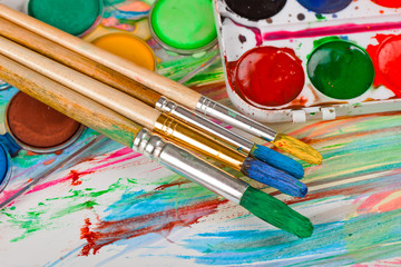 Obraz premium Brushes, paints, pencils for drawing