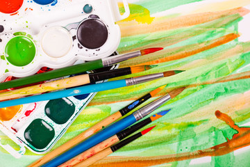 Obraz premium Brushes, paints, pencils for drawing
