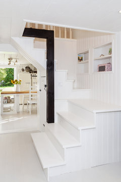 nybyggt lantlig hall, med trapp och öppet ut mot köket