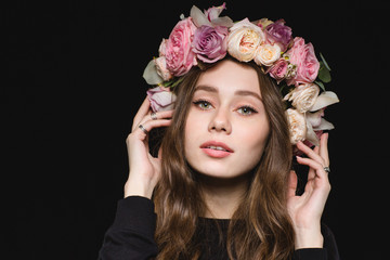 Naklejka premium Happy lovely woman with wreath of roses