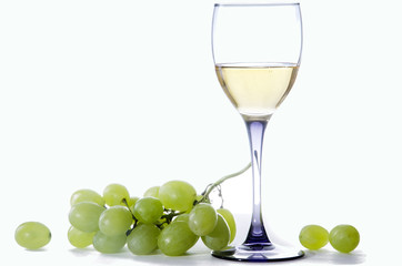 wine and grapes / бокал вина с виноградом на белом фоне