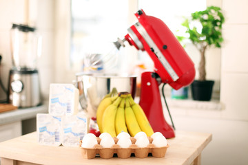 rote Küchenmaschine mit Eier, Quark & Bananen