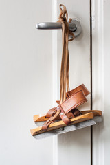 Houten schaatsen hangende aan een deurklink