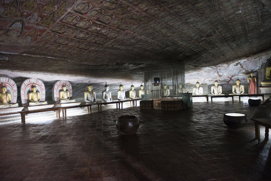 Sala interior del Royal Rock Temple con budas y frescos. Dambulla, Sri Lanka. 
