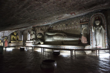 Sala interior del Royal Rock Temple con buda tumbado. Dambulla, Sri Lanka. 