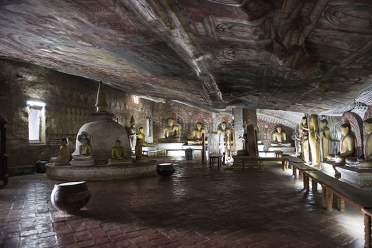 Sala interior del Royal Rock Temple con budas sentados. Dambulla, Sri Lanka. 