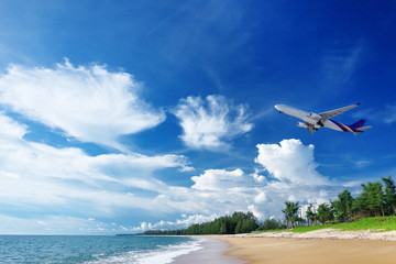 Fototapeta na wymiar Airplane under beach