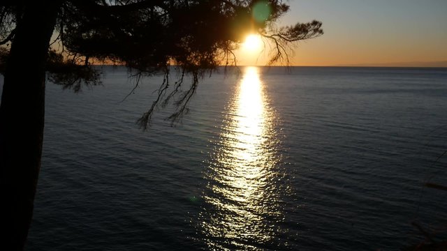 Romantico tramonto sul mare