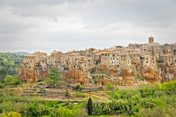 Naklejka premium Pitigliano Tuscan town of tufa
