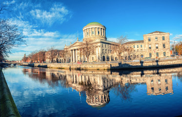 Obraz premium Budynek czterech sądów w Dublinie w Irlandii