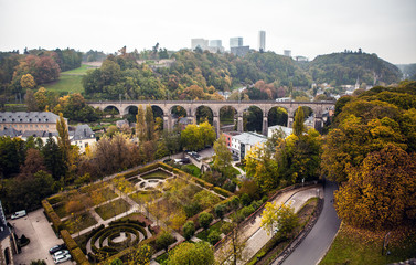 Naklejka premium Aerial view of autumn park in district of Luxembourg City.
