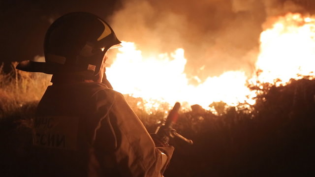 Brave firefighter extinguishes fire at night