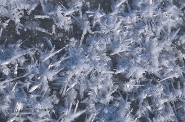Eiskristalle auf zugefrohrenem See