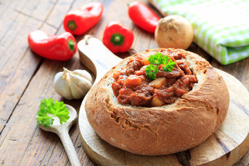 Rindergulasch im Brot