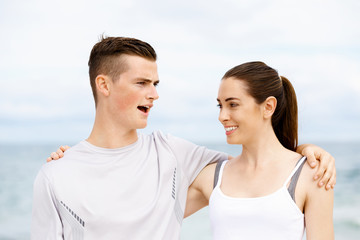 Obraz premium Young couple looking at each other on beach