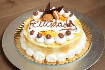 Meringue pie with a written greeting
