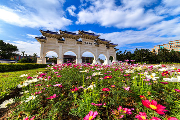 Obraz premium The Chinese archways are located on Liberty Square 