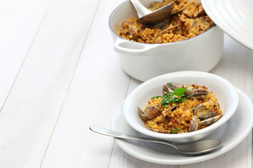sardinian pasta with clams, italian cuisine, fregula con vongole, fregola con arselle