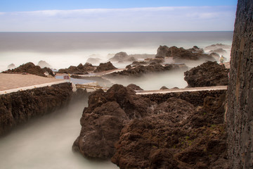 Langzeitbelichtung am Meer bei Gezeiten auf Teneriffa