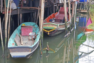Fototapeta na wymiar Old wooden boat / Old wooden boat in the floating market.