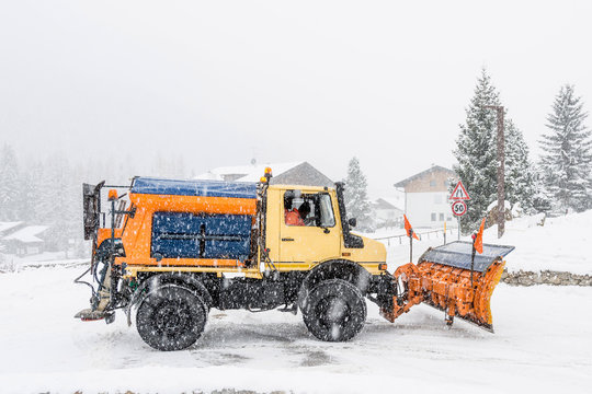 Spazzaneve su strada urbana ghiacciata e innevata