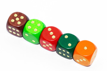 Würfelspiel mit Zahlen eins bis fünf