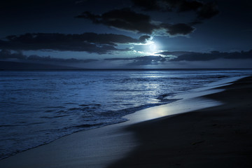 Deze fotoillustratie schildert een stil en romantisch maanbeschenen strand in Maui Hawaï af.