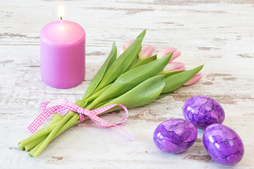 Osterkerze mit Tulpen und Eiern