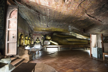 Sala interior del royal Rock Temple con buda tumbado en Dambulla, Sri Lanka.