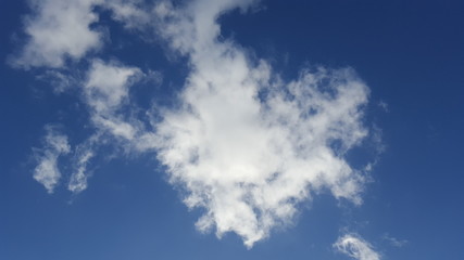 Naklejka na ściany i meble Nuvola in un cielo azzurro