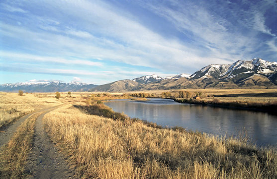 Fototapeta Gallatin River and mountains in Montana, US.