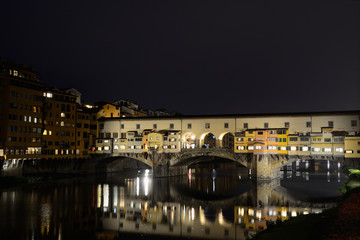 Fototapeta na wymiar Ponte Vecchio and Arno river by night