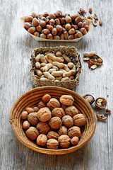 frutta secca su legno