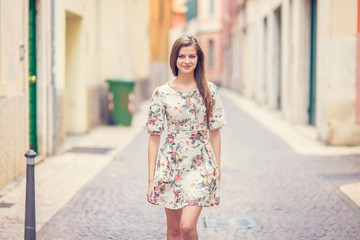 Obraz premium lady walking down the ancient street